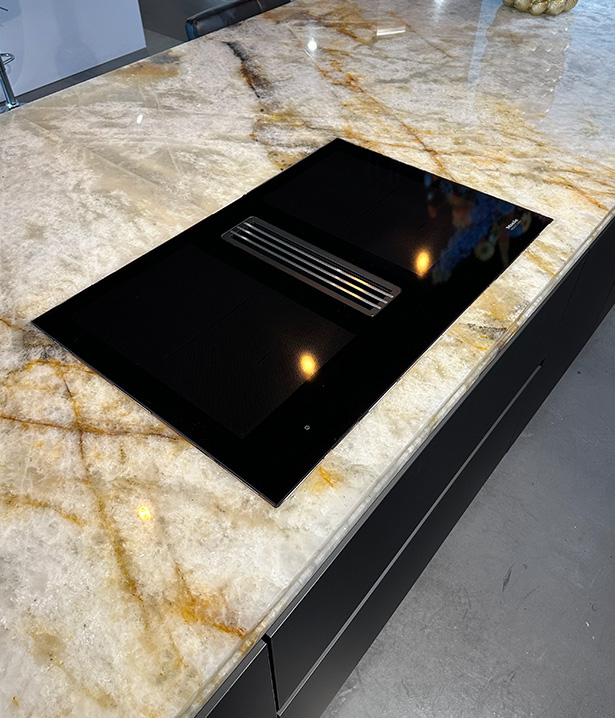 Inductiekookplaat met afzuiging