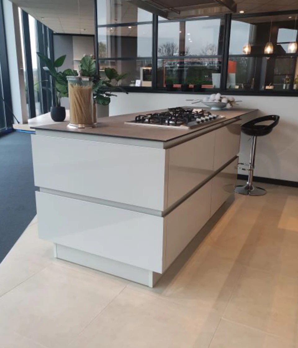 Zwarte greeploze keuken