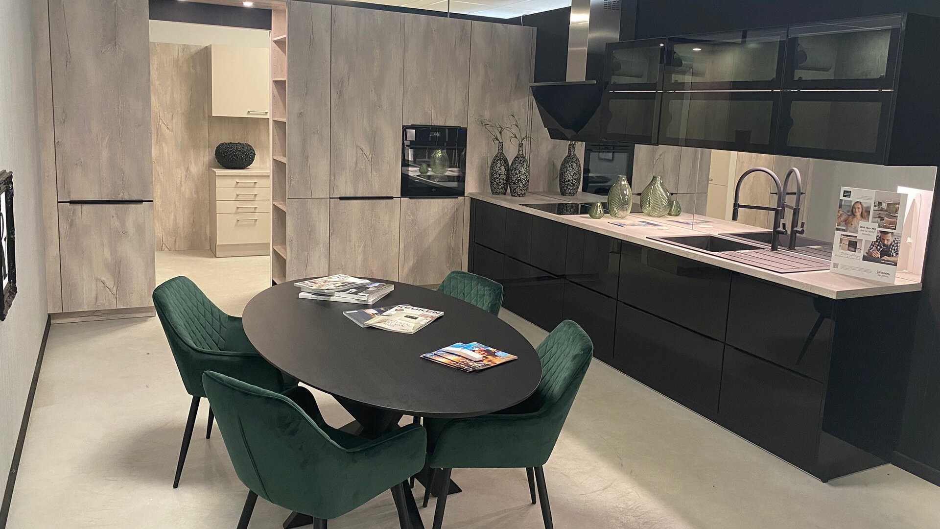 Luxe keuken met glazen fronten