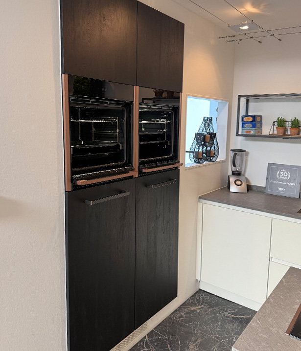 Wand met apparatenkasten