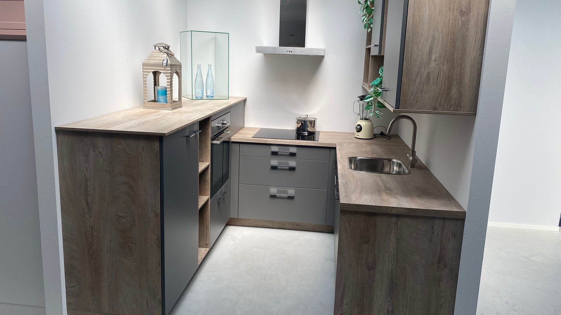 Tiny kitchen - houtrepro met antraciet