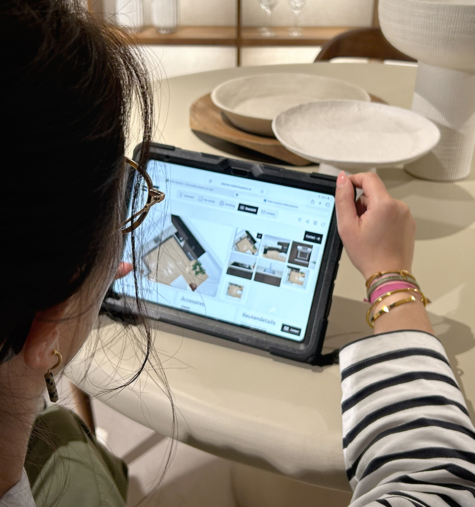 Persoon ontwerpt een keuken in de Keller keukenplanner op een tablet